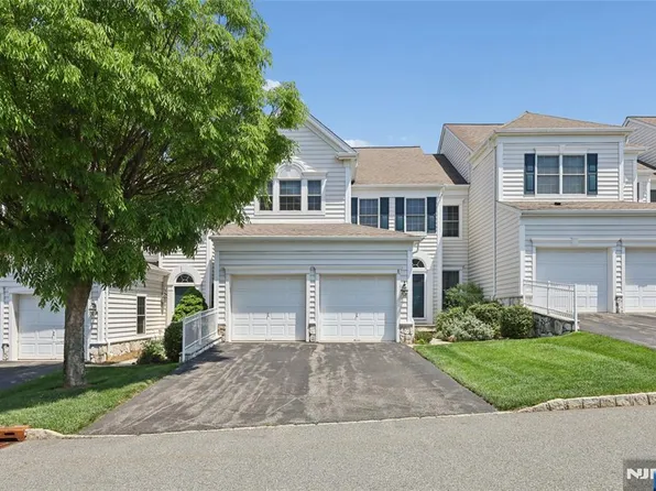 8 Yorktown Ln #704, Totowa, NJ 07512