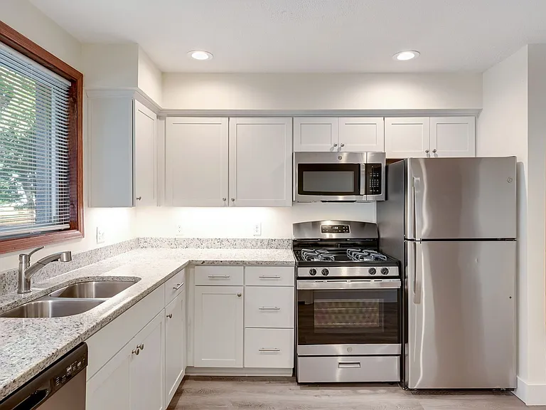 2407 Hampshire Ave — Photo 9