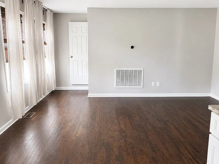 518 E Trinity Ln — Photo 5