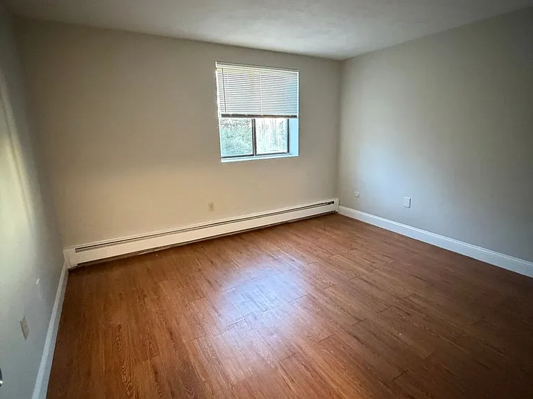Harvard Street Apartments — Photo 10