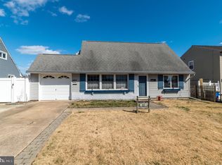 32 Pumpkin Hill Rd, Levittown, PA 19056