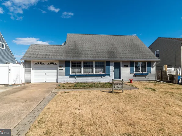 32 Pumpkin Hill Rd, Levittown, PA 19056