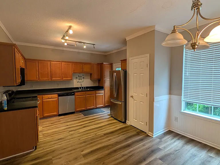 370 Brentwood Dr — Photo 7