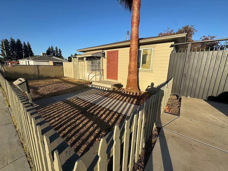 1111 Airport Dr