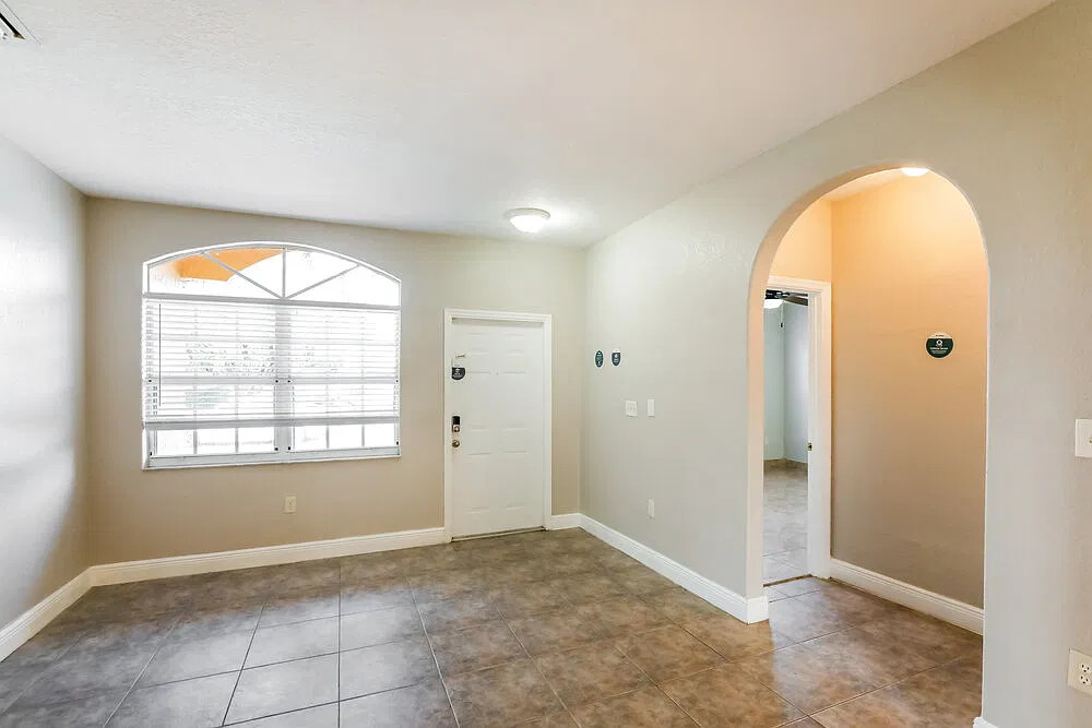 3 bed, 2.0 bath, 1709 sqft, $4,820 — Photo 4