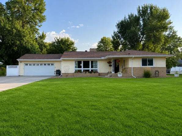 857 3rd St N, Wahpeton, ND 58075