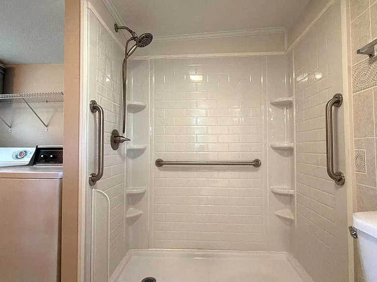 540 Oakwood St — Photo 4