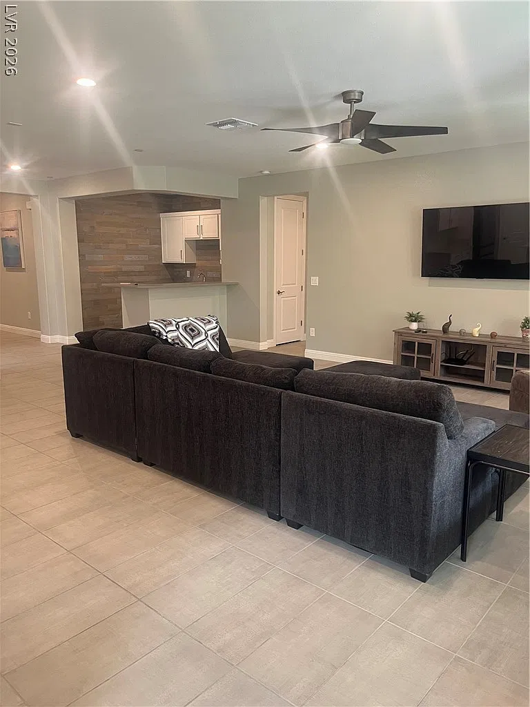 3 bed, 2.0 bath, 2297 sqft, $7,350 — Photo 2