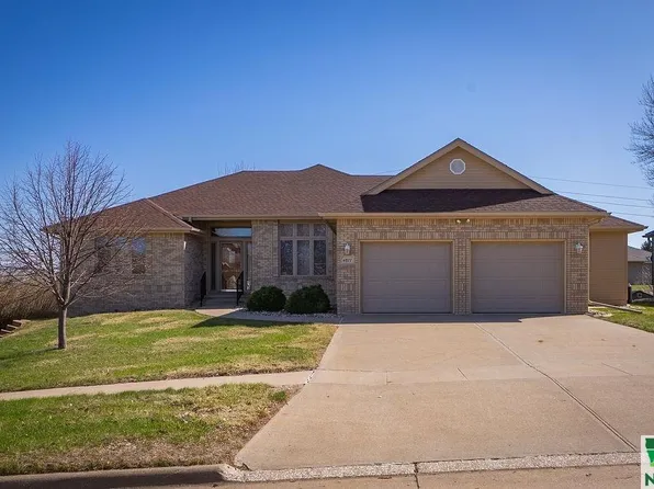 4877 Bradford Ln, Sioux City, IA 51106