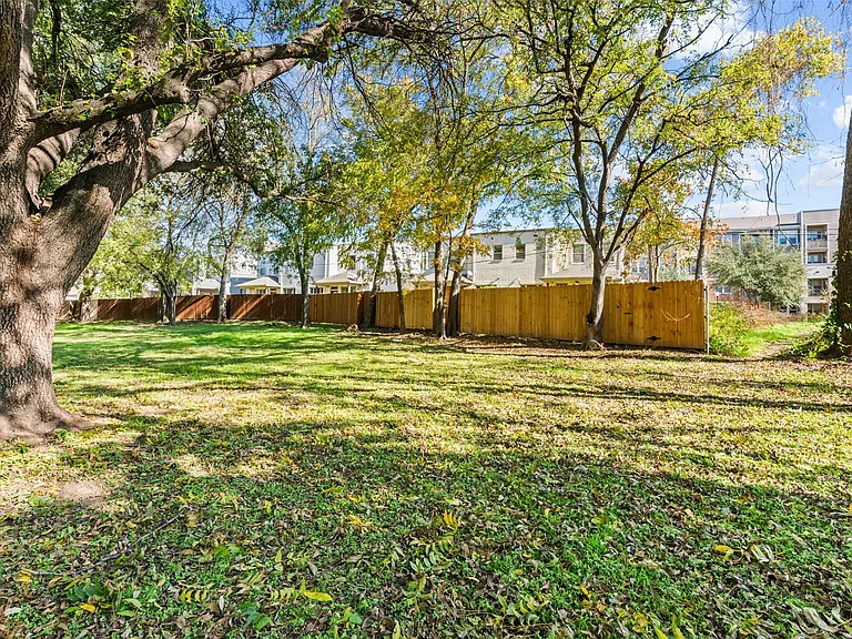 406 Foch St — Photo 37