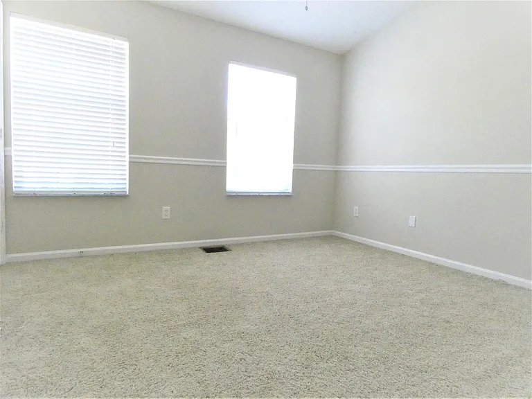 935 Vineland Pl — Photo 7