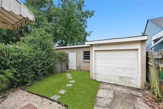 727 Voisin St — Photo 9