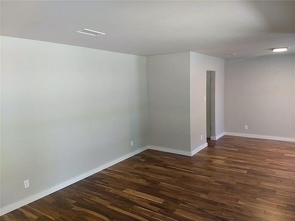 4th image of 2201 Southern Oaks Dr