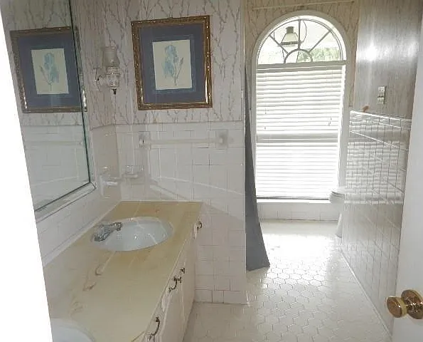 5 bed, 3.5 bath, 4200 sqft, $3,200 — Photo 4