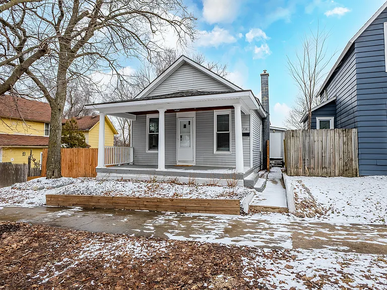 716 Coit Ave NE — Photo 1