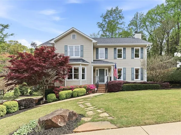 560 Long Oak Dr, Gainesville, GA 30501