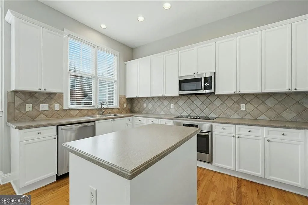 4 bed, 3.5 bath, 3751 sqft, $3,500 — Photo 4