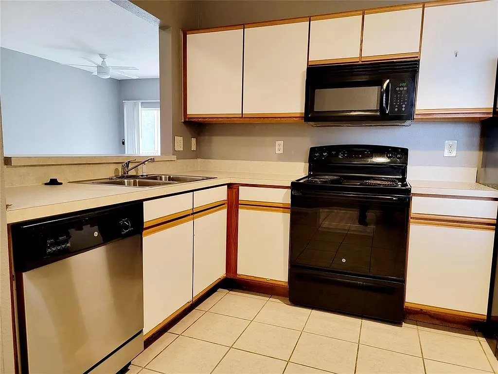 3 bed, 2.0 bath, 1151 sqft, $1,695 — Photo 3