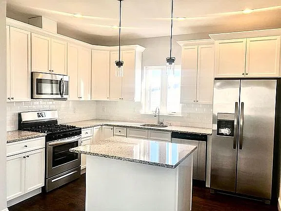3 bed, 1325 sqft, $3,300 — Photo 1