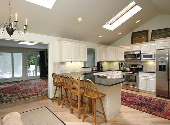 KITCHEN OF GLEN DRIVE