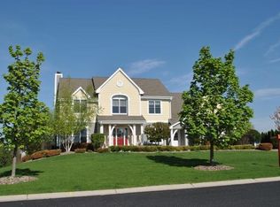 W170N5465 Ridgewood Dr, Menomonee Falls, WI 53051