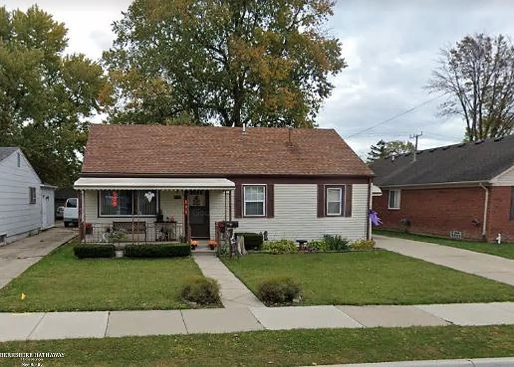 28010 Gladstone St photo 1