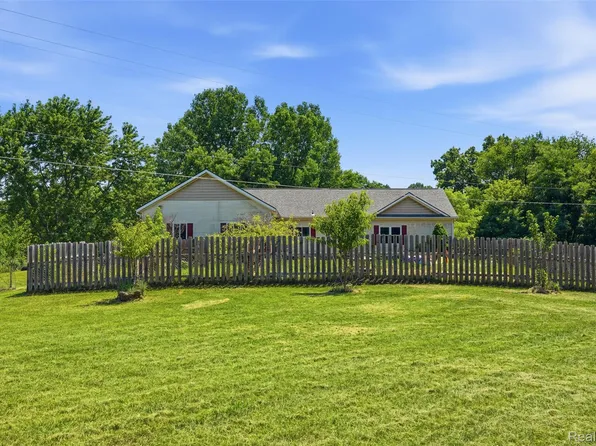 5885 Rowland Pine Ct, Howell, MI 48843