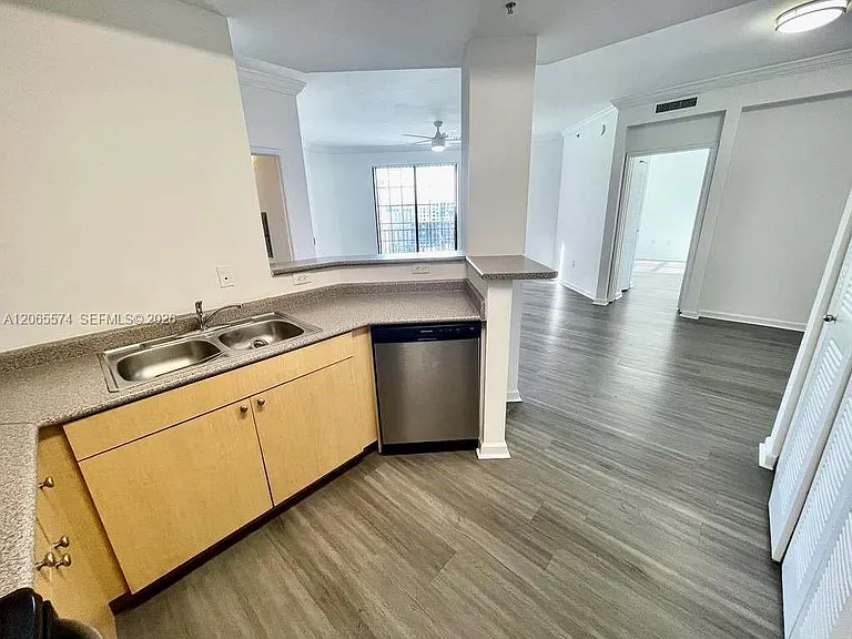 1919 Van Buren St #818A — Photo 7