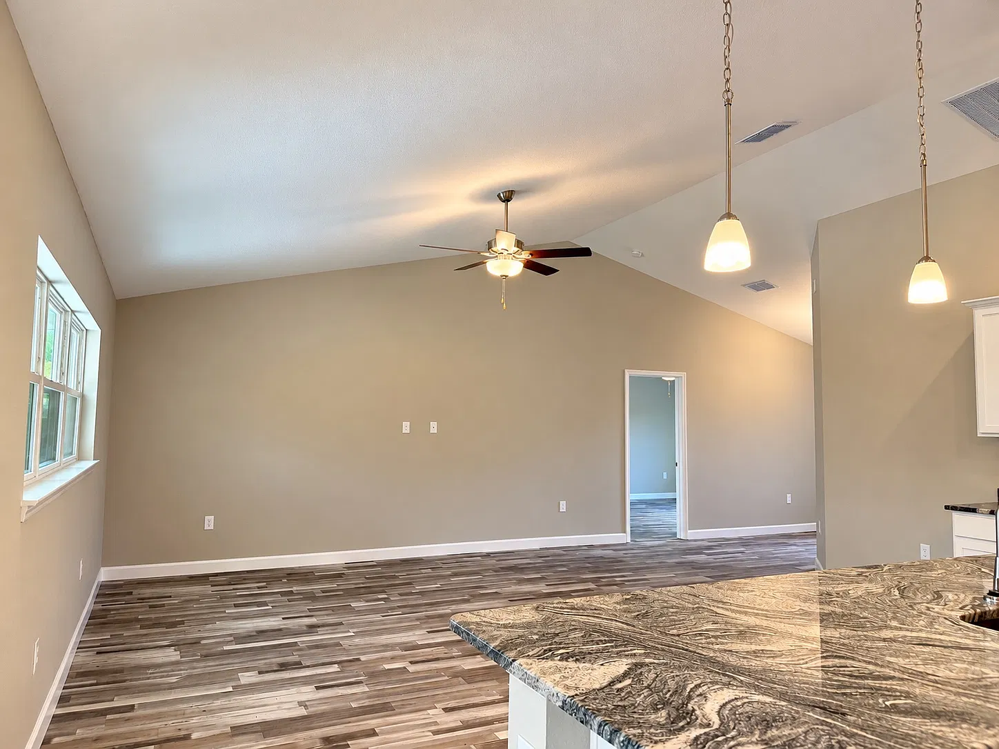 4 bed, 2043 sqft, $2,550 — Photo 4