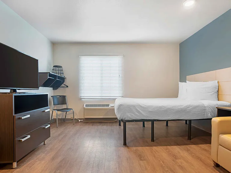 Deluxe Studio - 1 Queen Bed