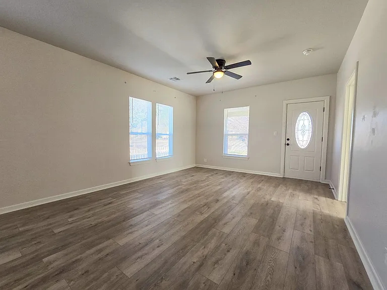 1224 N Market Ave — Photo 11