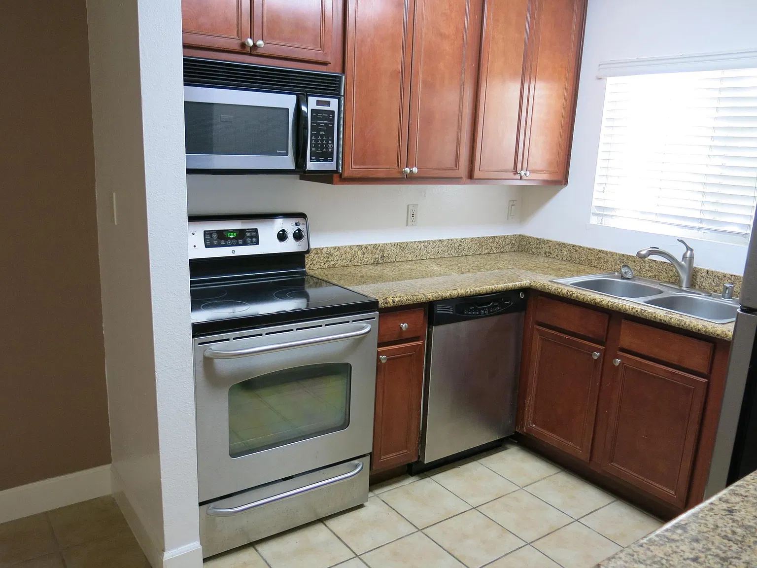 2 bed, 735 sqft, $2,400 — Photo 4