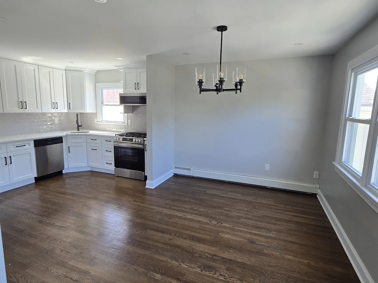 3 bed, 1.5 bath, 12500 sqft, $3,200 — Photo 3