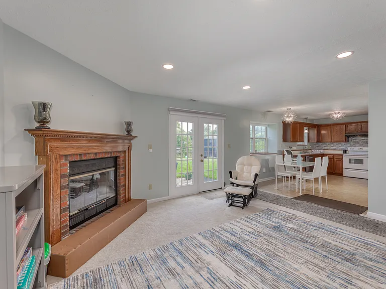 7555 Crickwood Ln — Photo 16