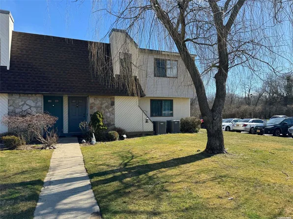 49 Pointe Circle S #49, Coram, NY 11727