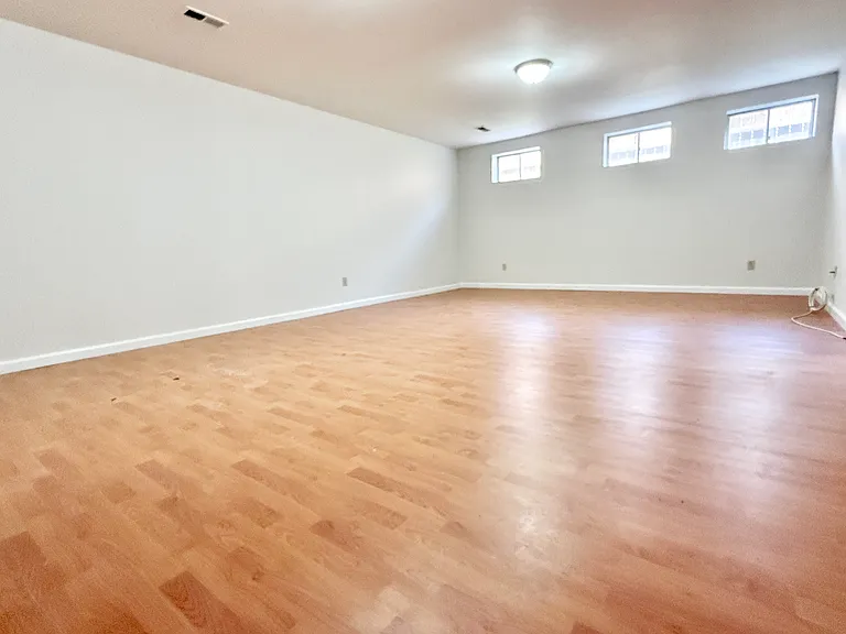 415 Harby Dr — Photo 18