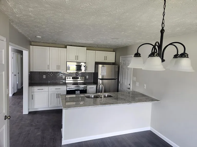 1040 Christina St — Photo 3