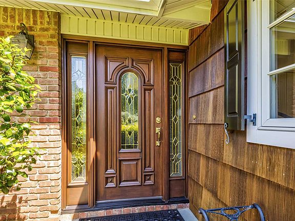 3rd image of 6 Whitney Cir