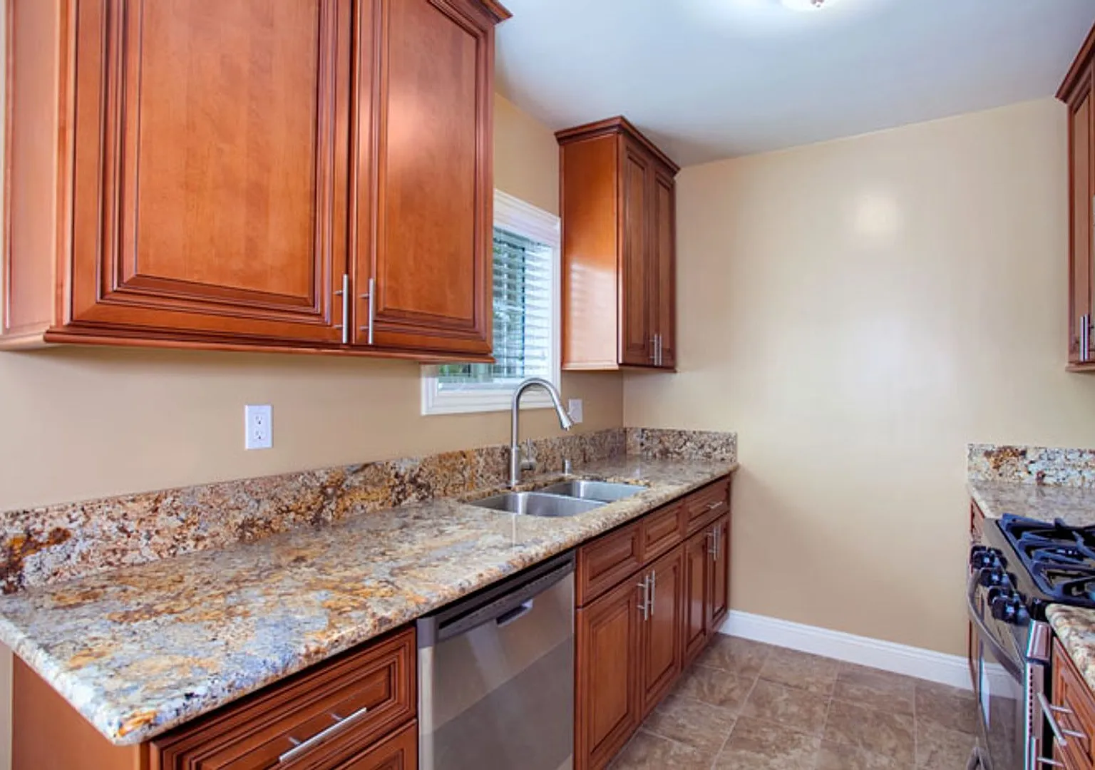 Updated spacious 1bed/1bath Apartment in North Monrovia! — Photo 1