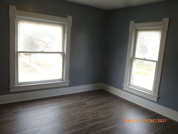 3rd image of 587 E Bluff St