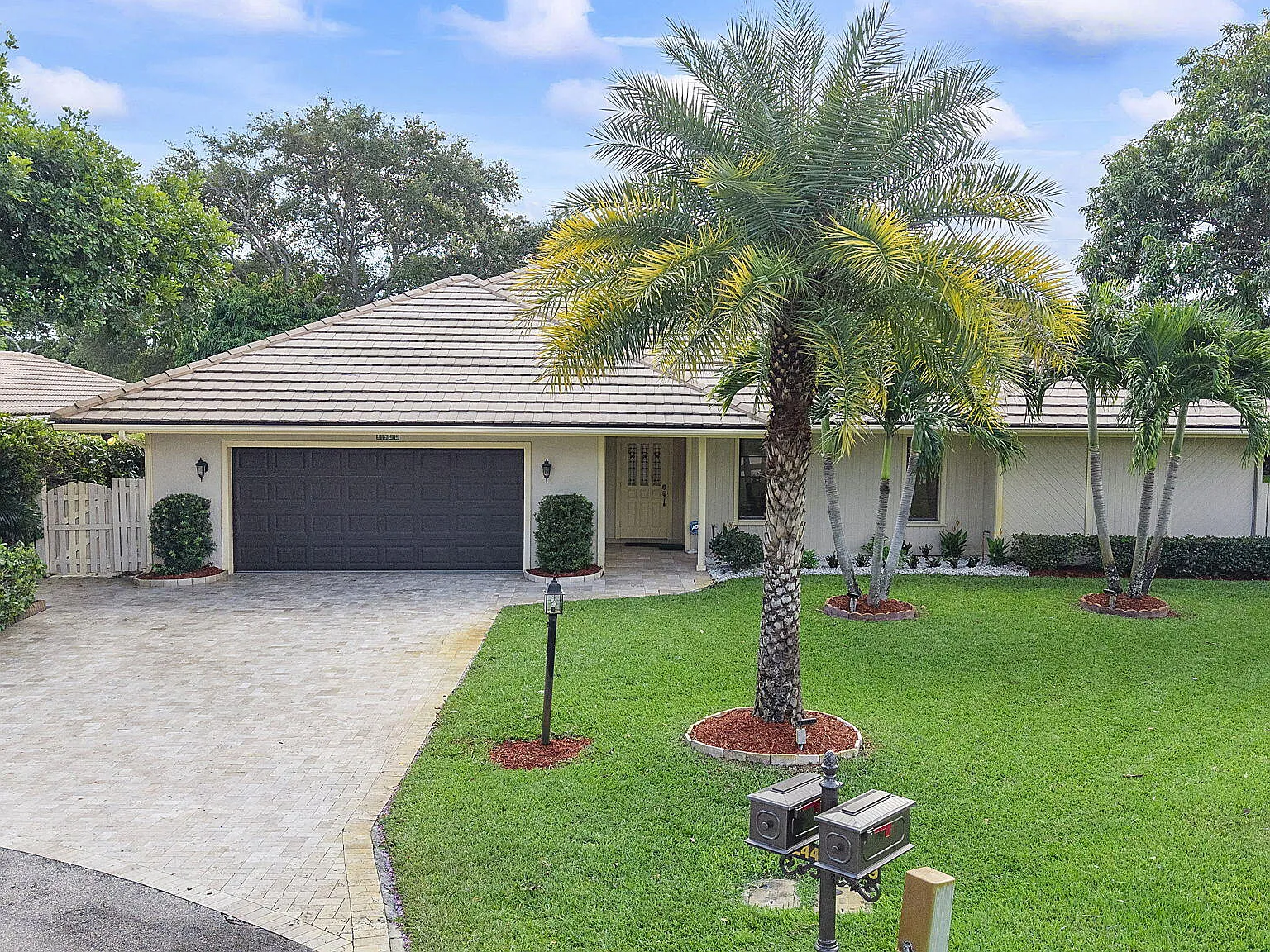 5 bed, 3.0 bath, 2767 sqft, $8,000 — Photo 2