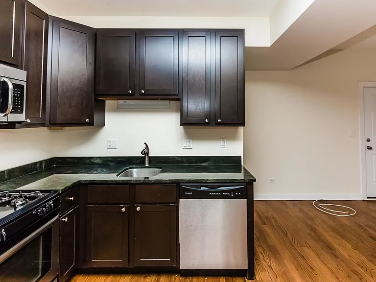 1827 N Hermitage Ave #BF — Photo 2