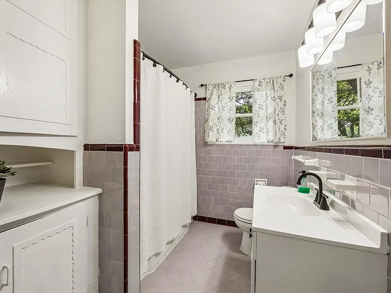 2423 Meadow Ln — Photo 8