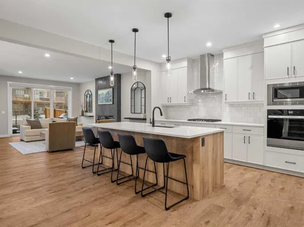 135 E Silver Spruce Grv SW, Calgary, AB T2X 5M1
