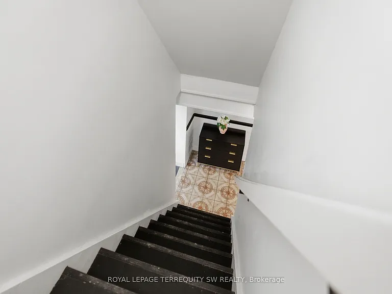 497 Ossington Ave #BASEMENT — Photo 4