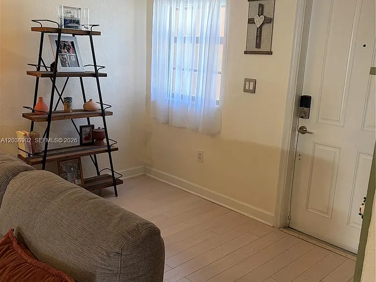 370 NE 37th Pl — Photo 2