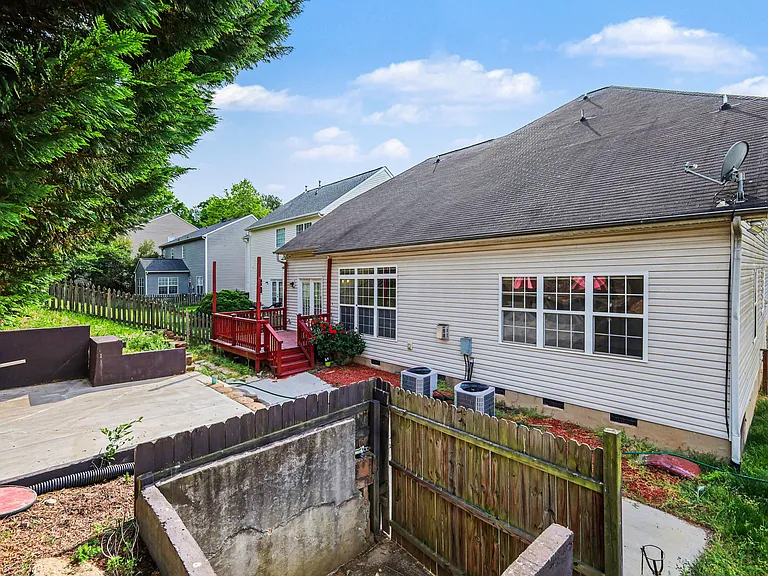 2119 Baggins Ln — Photo 33