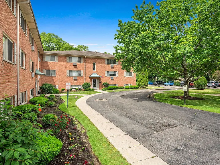 Welcome Home to 300 N Brockway Court — Photo 30