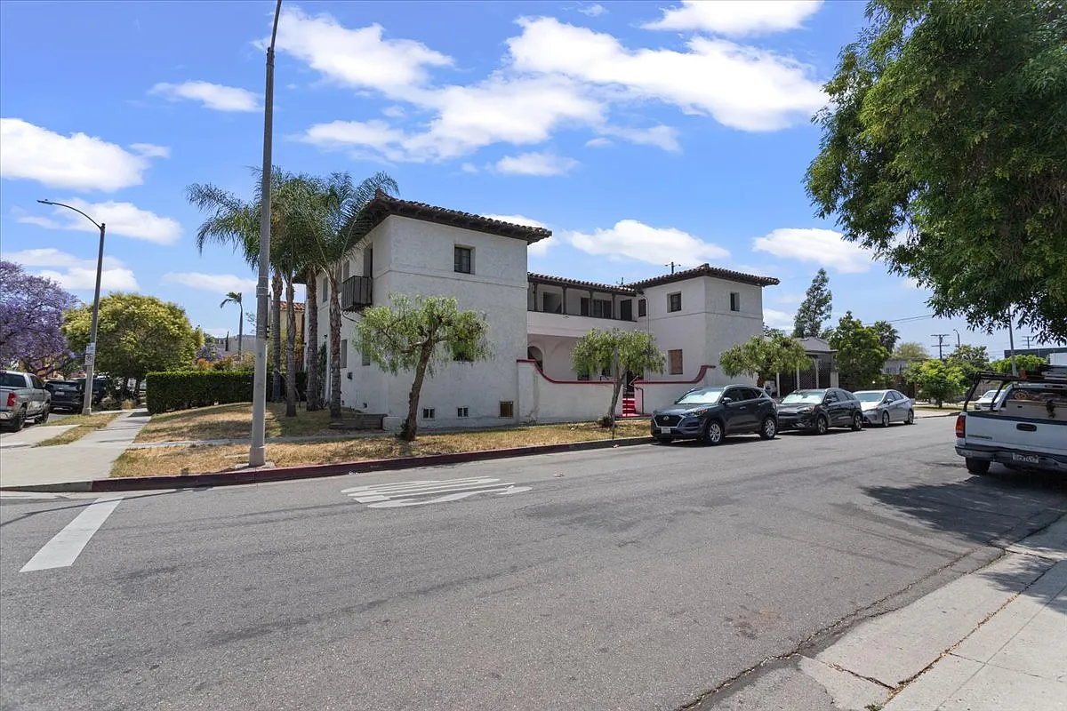 Studio, 422 sqft, $1,550 — Photo 2