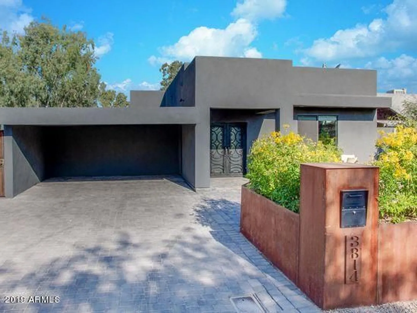 Beautiful 3 bed / 2 bath home with guest casita in the desirable Whitton District — Photo 1